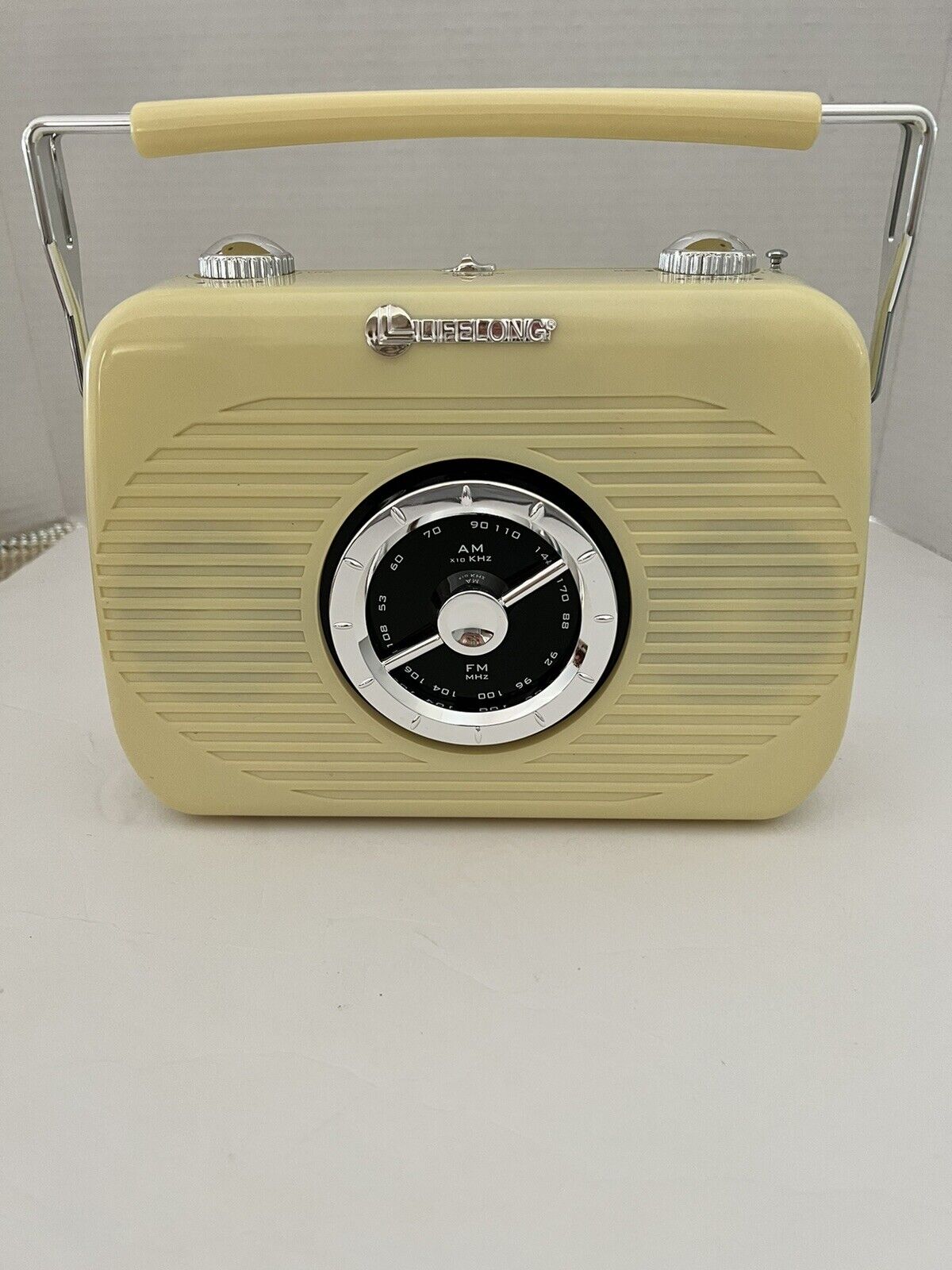 Lifelong Classic Era Radio Tabletop / Portable Battery or Electric AM/FM