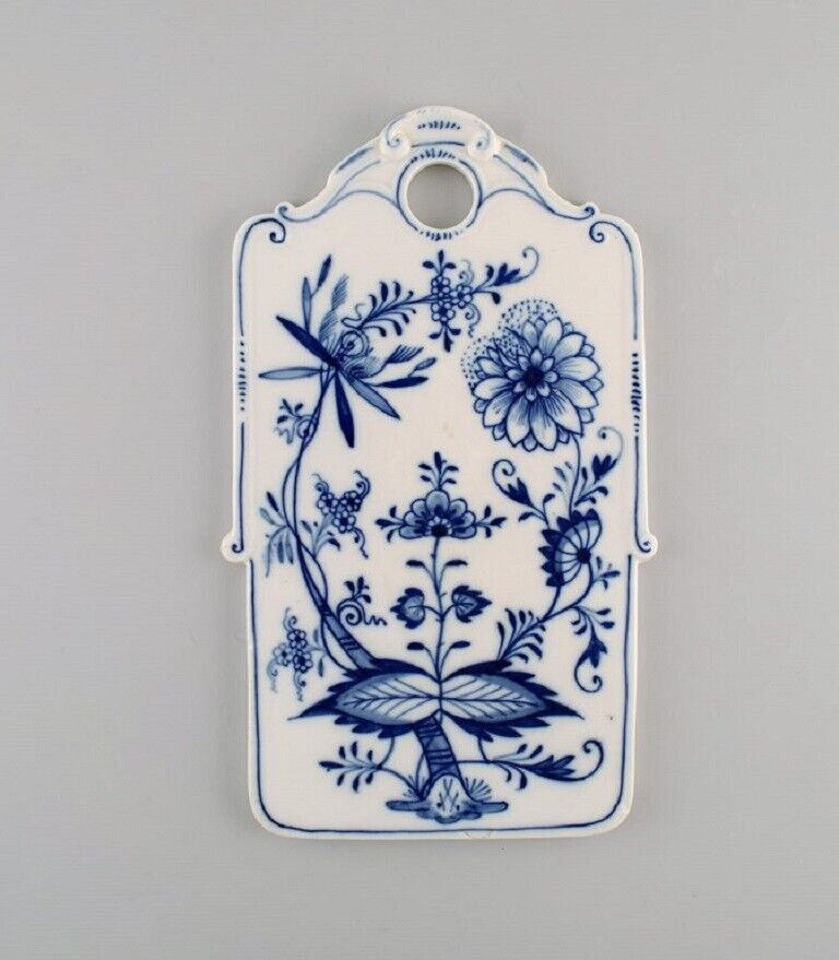 Rare Meissen Blue Onion butter board in hand-painted porcelain. Late 19th C.