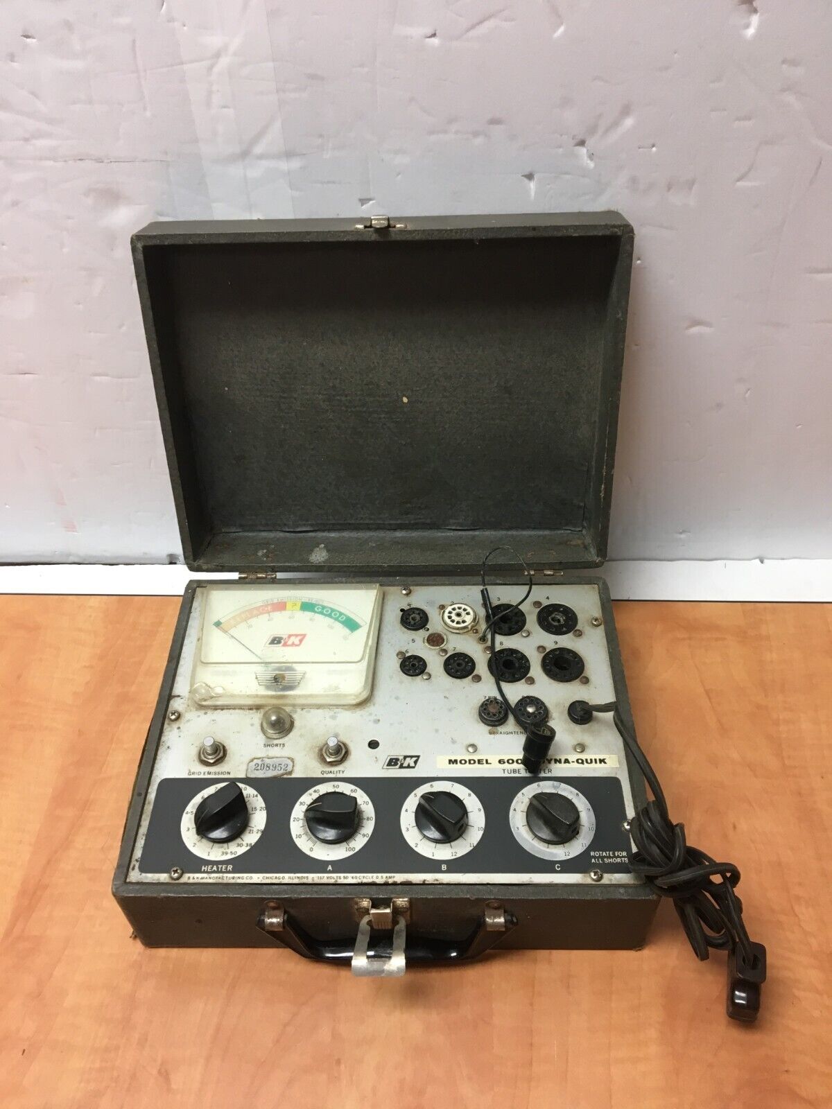VINTAGE B & K MODEL 600 DYNA-QUICK VACUUM TUBE TESTER for parts or repair