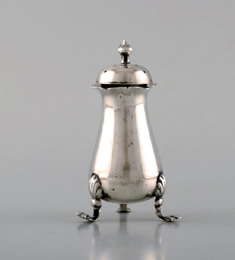English pepper shaker in silver. Late 19th century. 