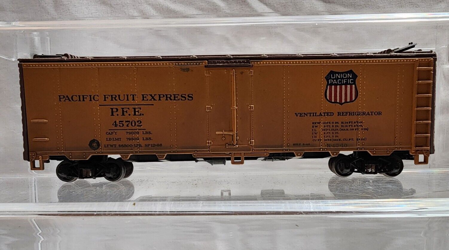 Athearn HOn3 40\' Steel side Reefer PFE 45702 - Weathered with Metal Wheels