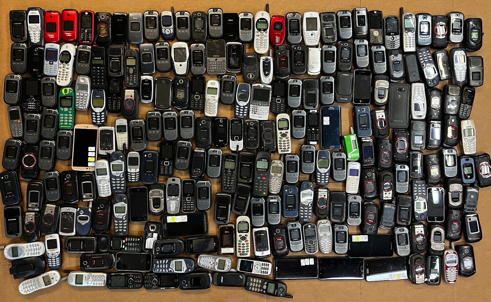 Lot of 217 Vintage, Flip, & Smart phones Samsung, Motorola, Nokia, Apple, etc