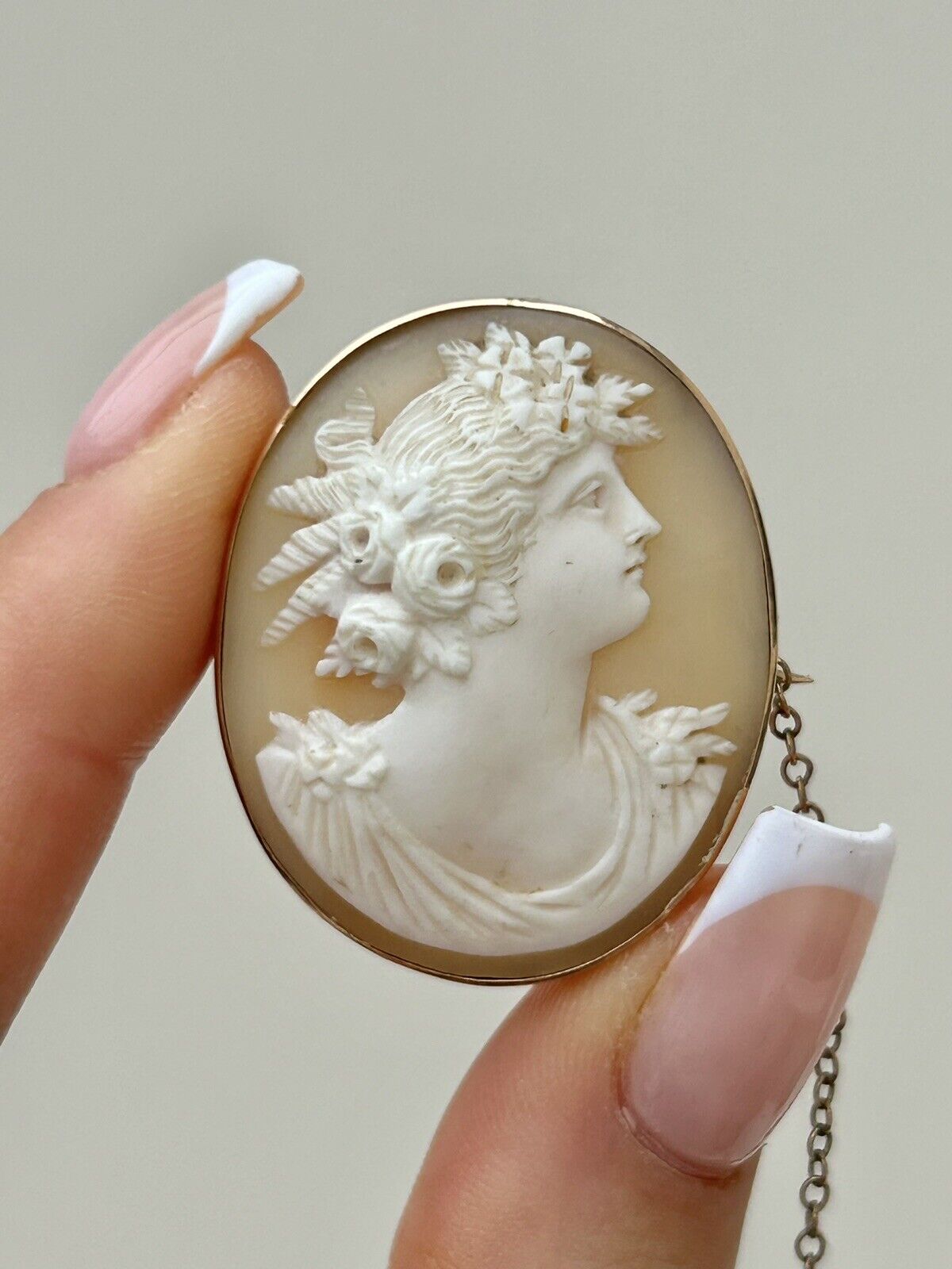 Sweet Antique 9ct Gold Cameo Brooch