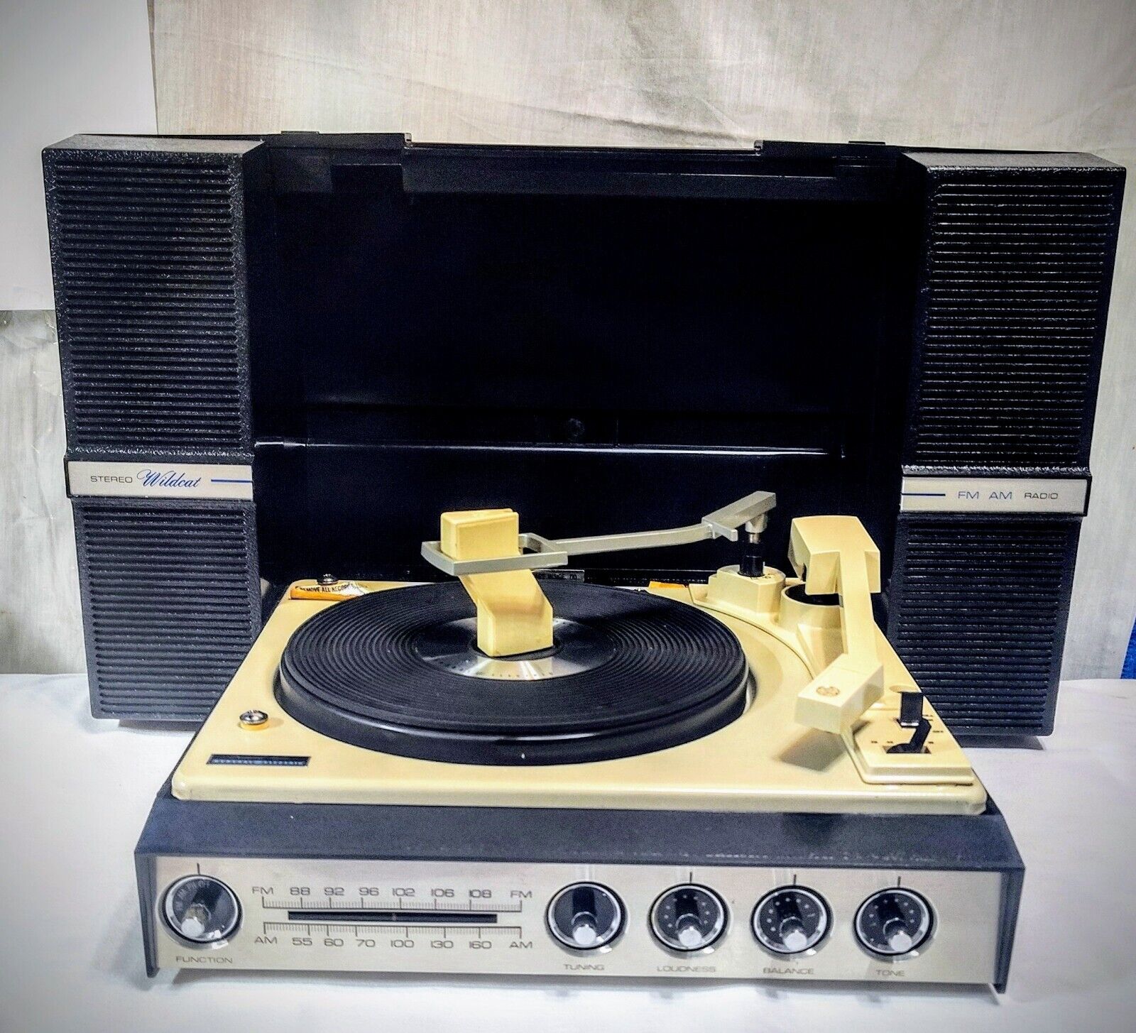 Vtg GE Wildcat Portable FM/AM Stereo Record Player Model No. V952G Excellent...