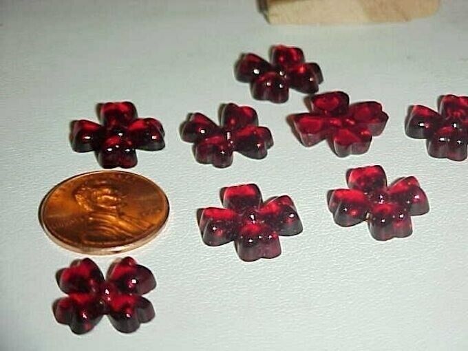 24 ANTIQUE 1940\'S GERMAN US ZONE GLASS RUBY 15mm. CLOVER FLOWER CAMEOS L301
