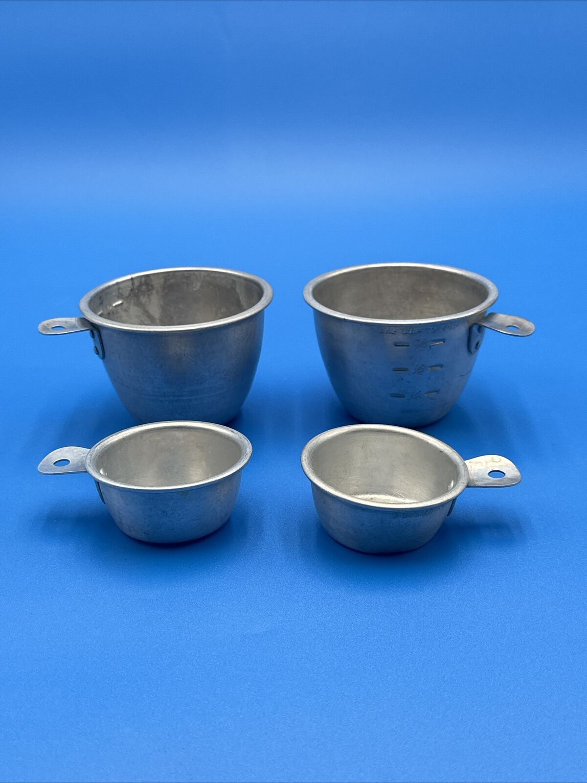Vtg Mid Century Aluminum Measuring Cups Lot Of 4, 1 Cup (2) 1/4 Cup (2) Estate