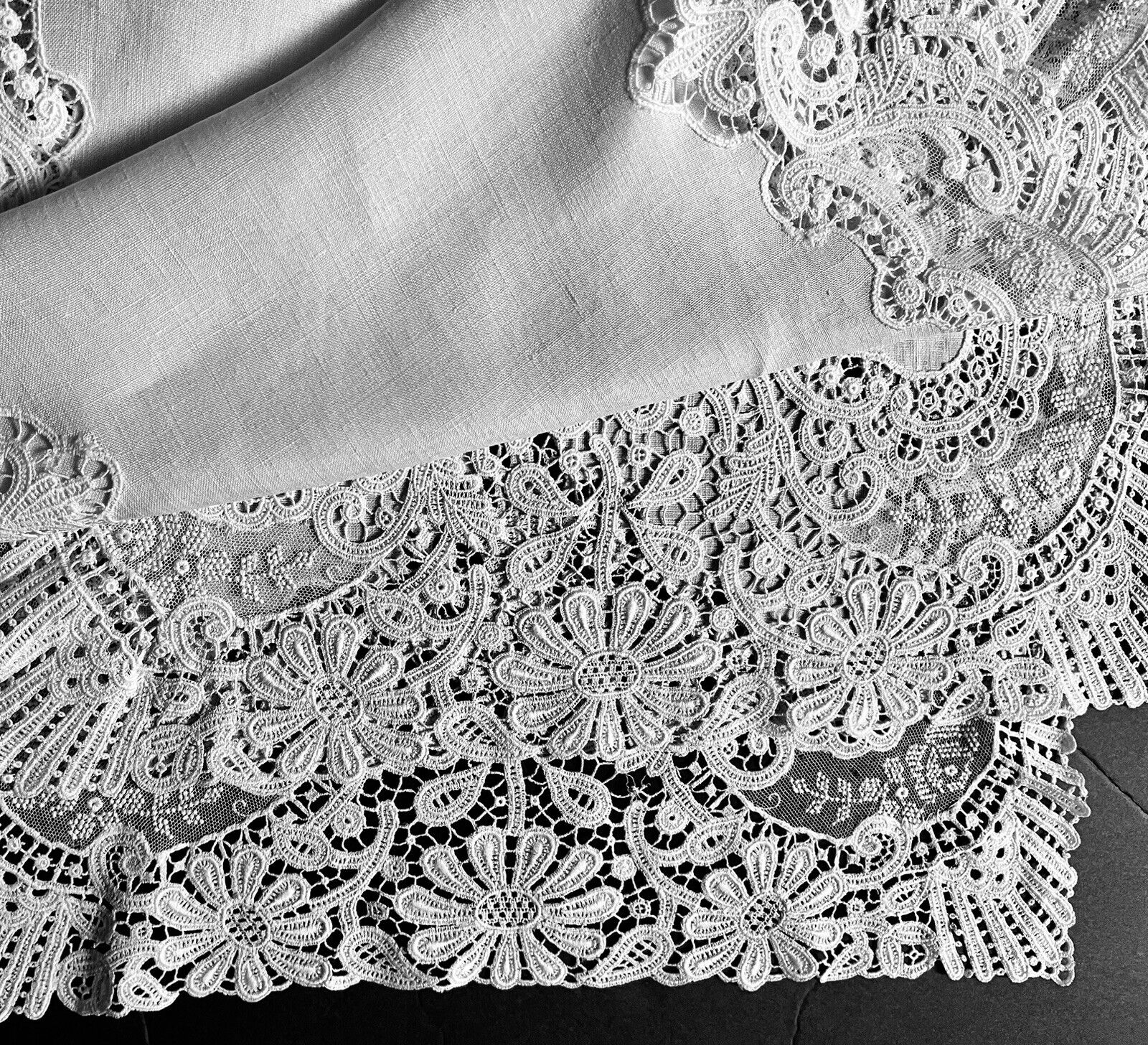 Beautiful Vintage White Chemical Lace Hem Runner Rich Victorian Pattern AS IS