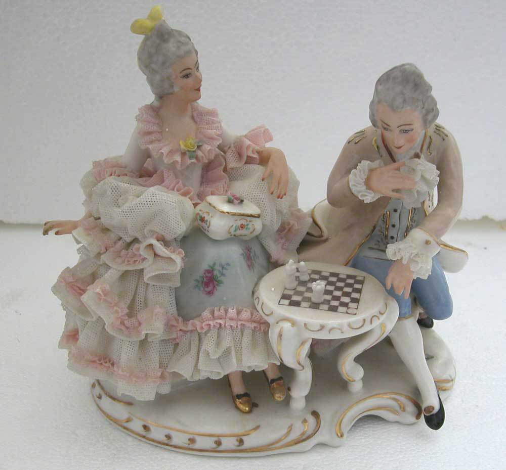 A FINE ANTIQUE  PORCELAIN GROUP OF COUPLE PLAYING CHESS - BY DRESDEN (AR 5)