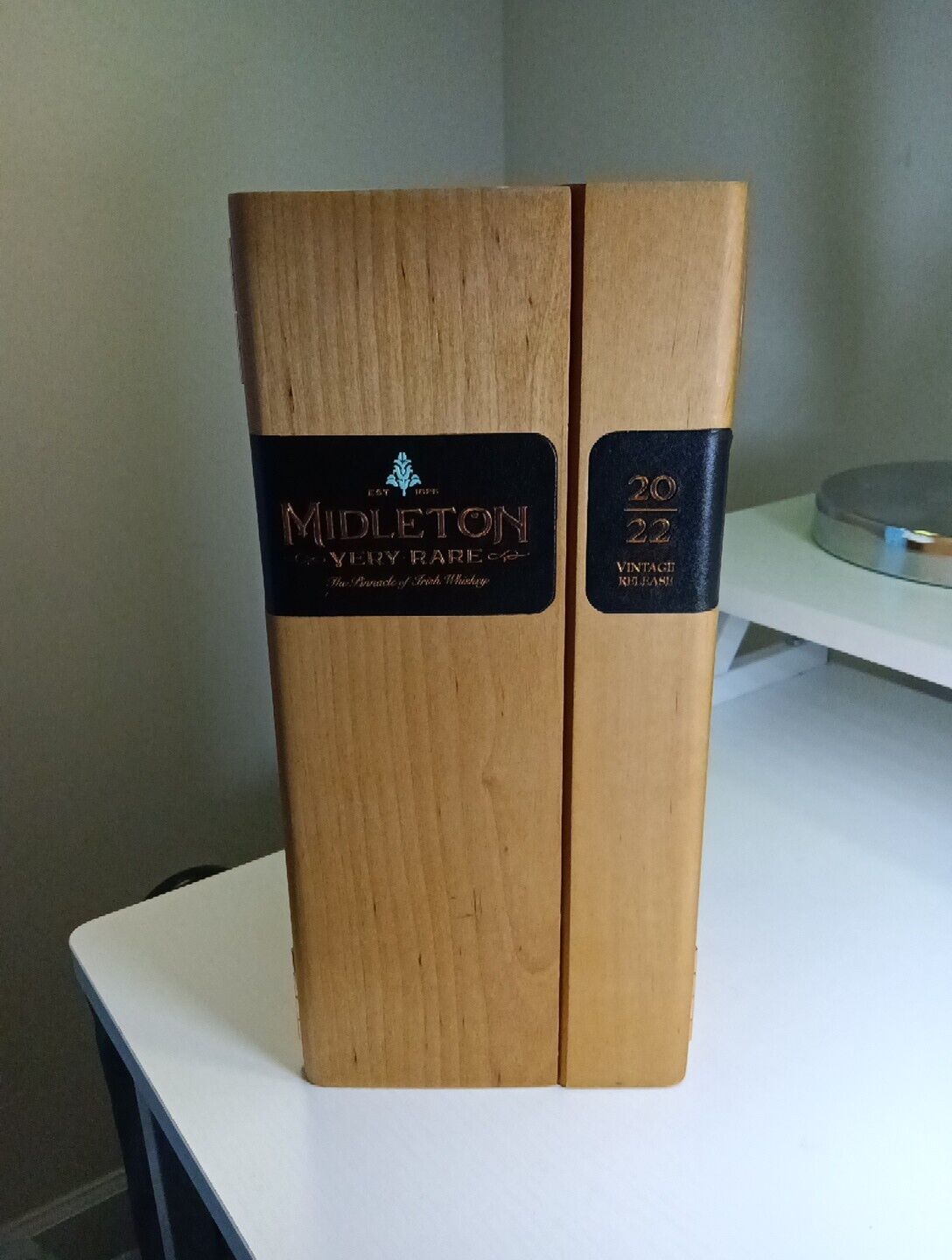 Midleton 2022 Very Rare Whiskey Empty Bottle Decanter Beautiful Wooden Box