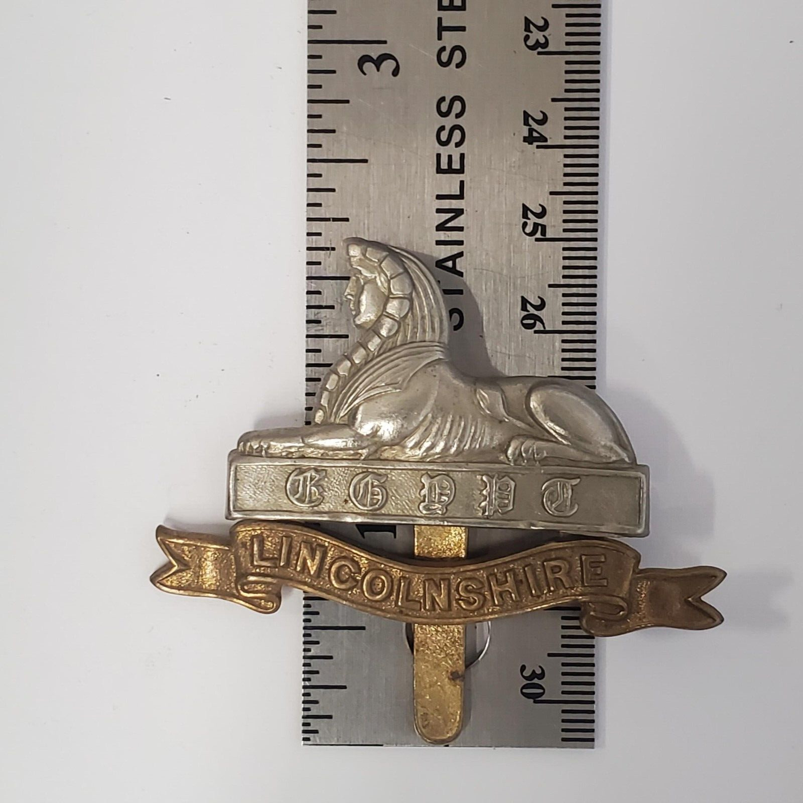 WW2 British Military Lincolnshire Regiment Slider Cap Badge