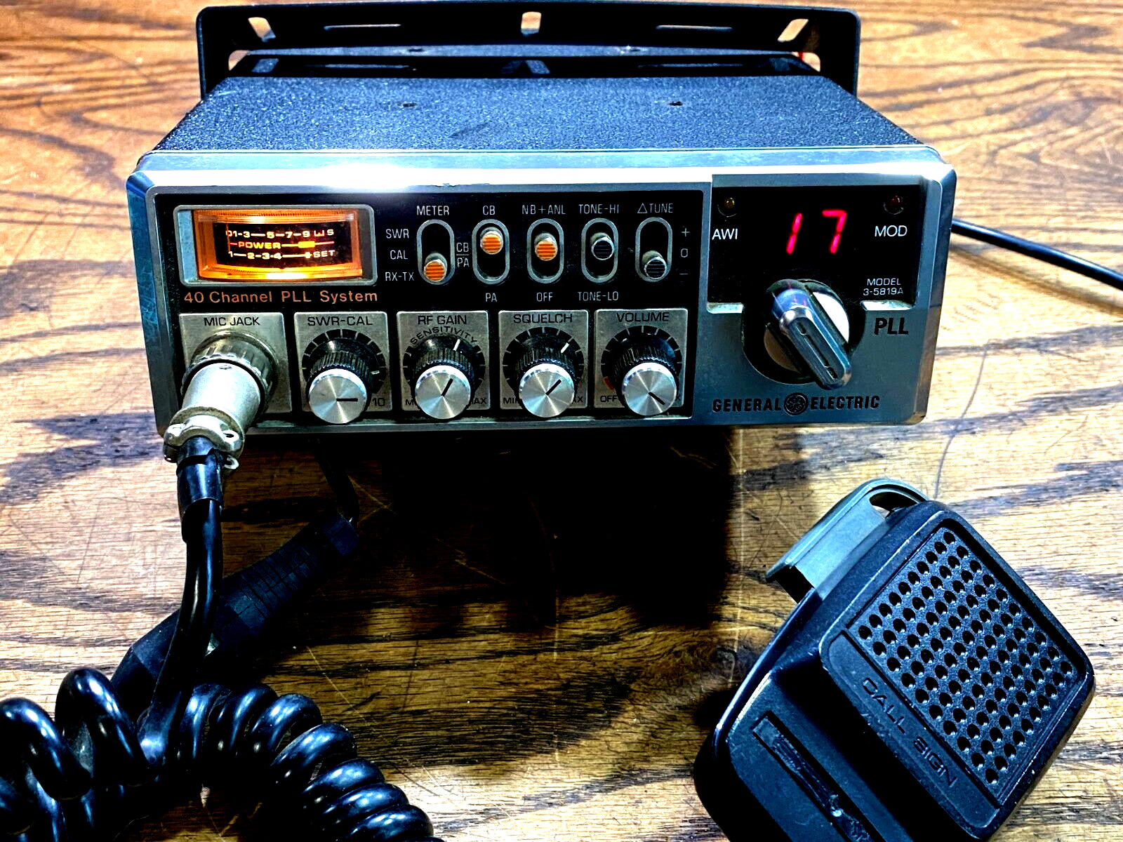 Vintage General Electric CB RADIO - 40 Channel GE model 3-5819A  / WORKS