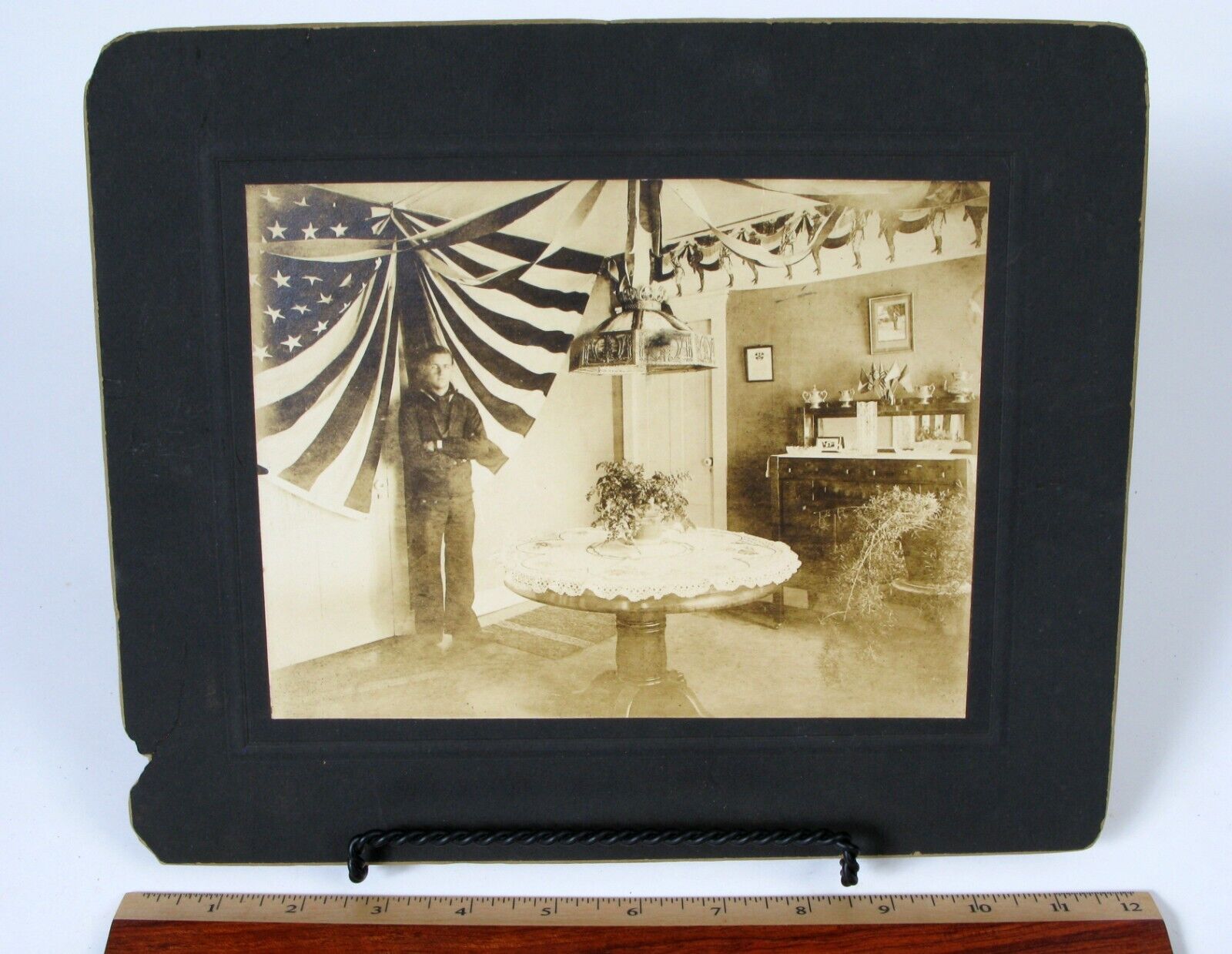 ANTIQUE WWI PHOTO PHOTOGRAPH PATRIOTIC SOLDIER SAILOR IN HOME UNITED STATES FLAG