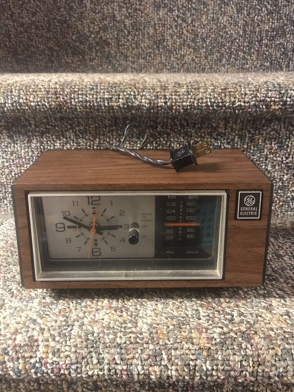 Vintage General Electric GE Model 7-4550C Alarm Clock AM/FM Radio