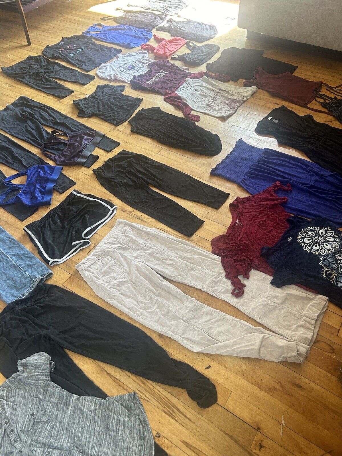 Large Lot Of Teen /women  Clothing - Forever 21 ,Aero, SO, VS, Crops, Tees, Jean