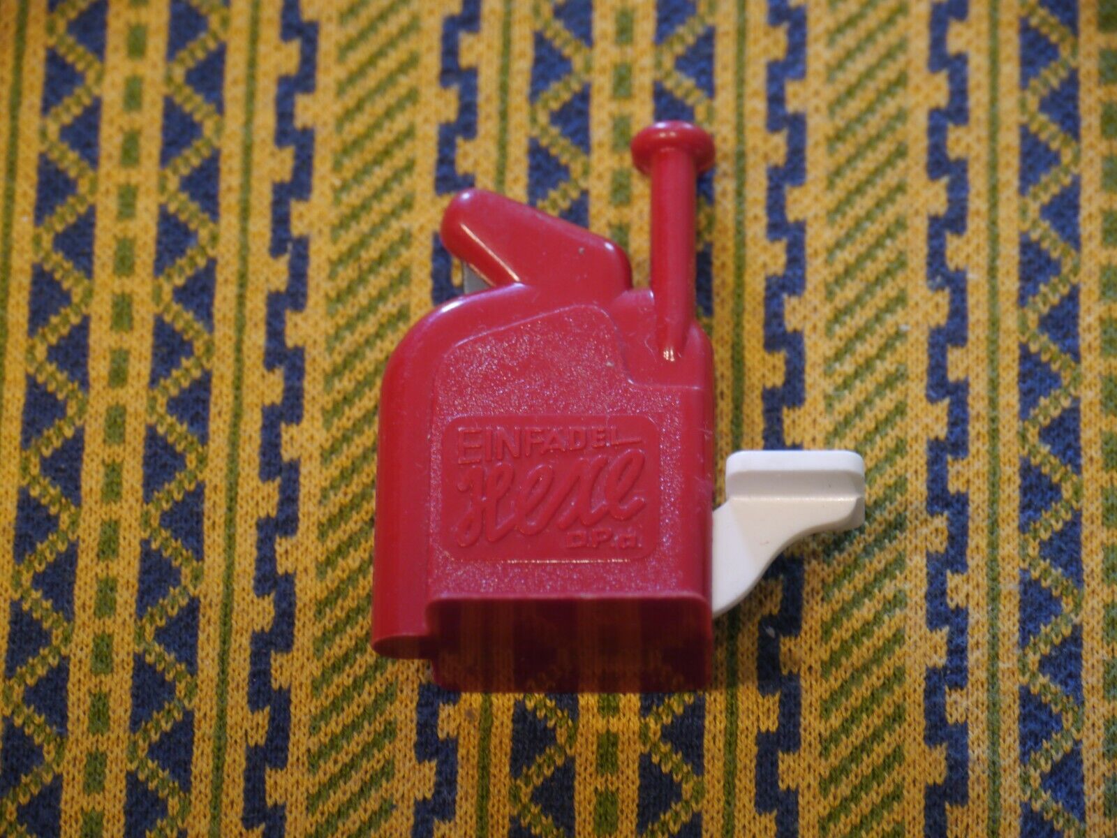 Vintage RED EINFADEL HEXE Plastic Automatic Needle Threader  VERY GOOD CONDITION