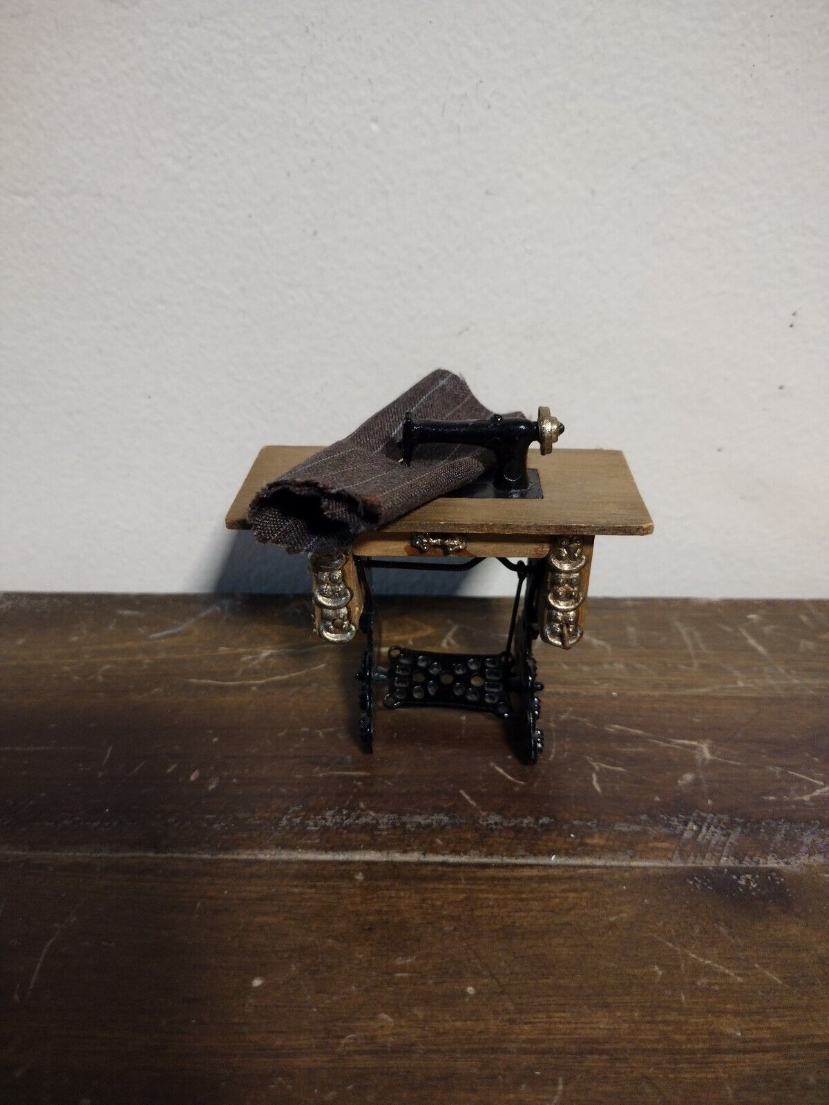 Vintage Dollhouse Miniature Wood Metal Moving Treadle Sewing Machine Room Box 