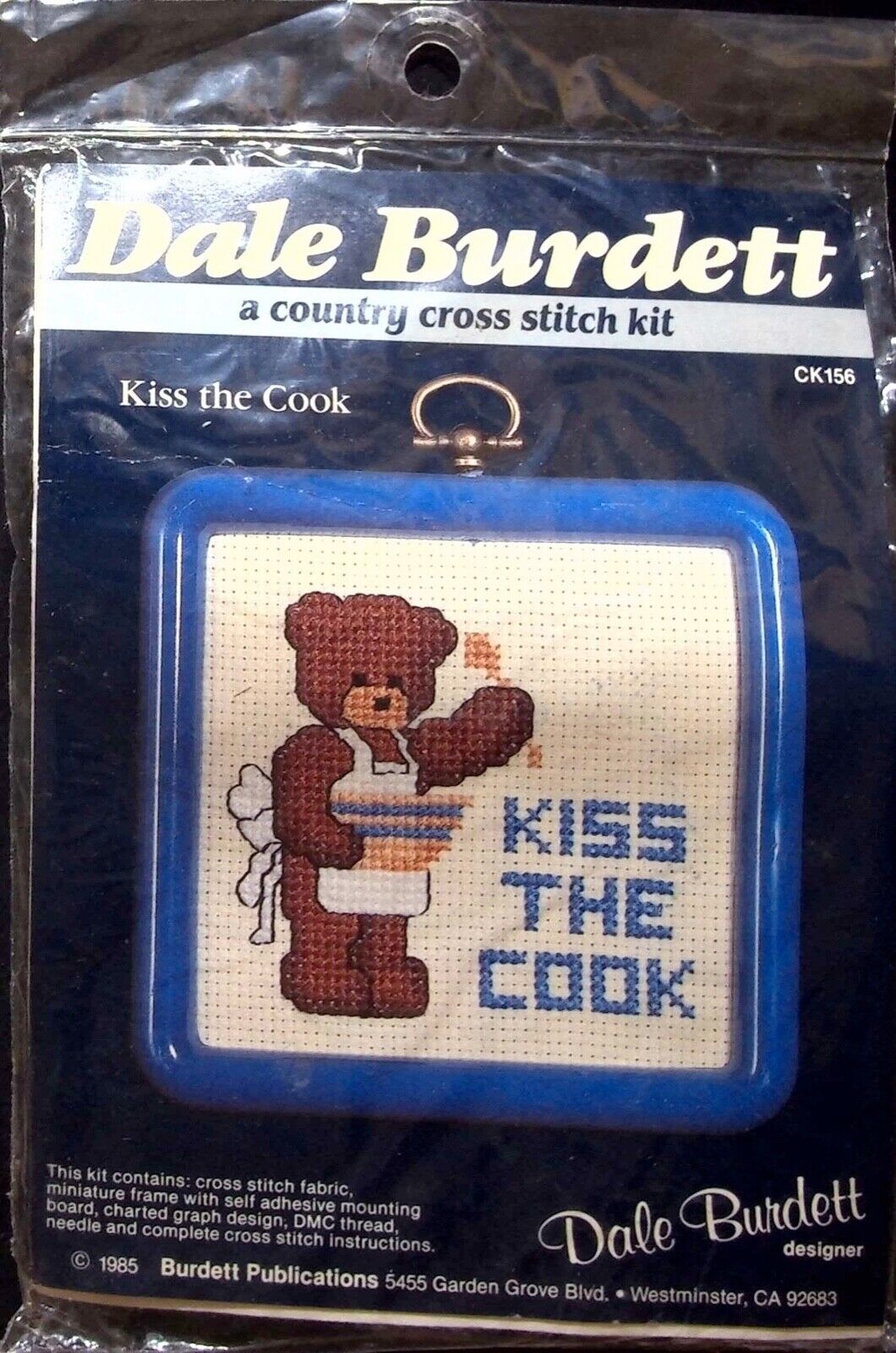 1985 VINTAGE DALE BURDETT A COUNTRY CROSS STITCH, CK156 KISS THE COOK