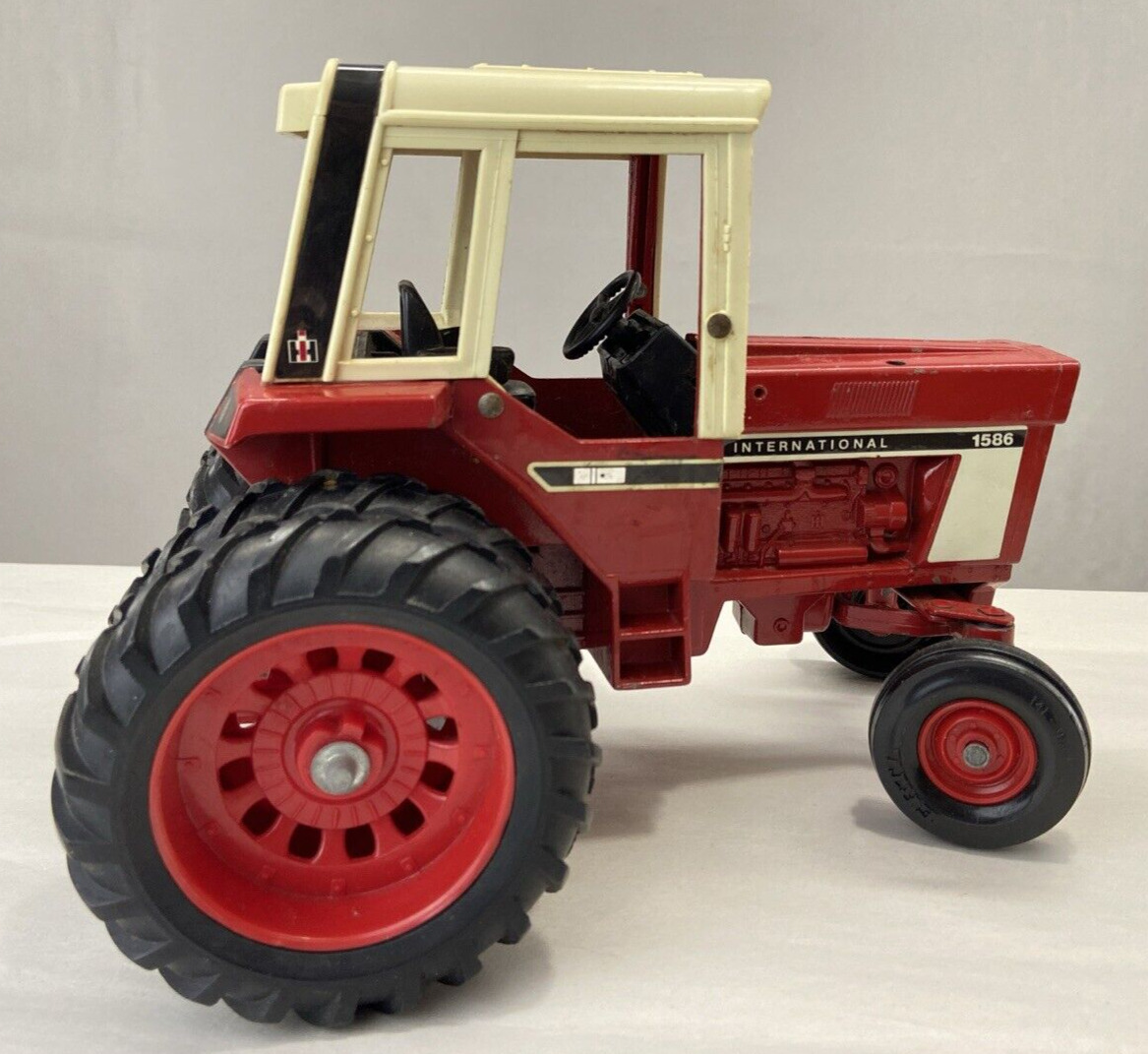 VTG ERTL Toy Tractor International Harvester 1586 Die Cast Metal-Cab -Red -Gift