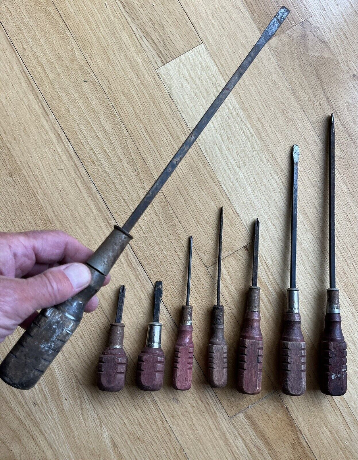 Lot of 8 Retro Rusty Vintage Wood Handle Screwdriver Phillips and Flathead 