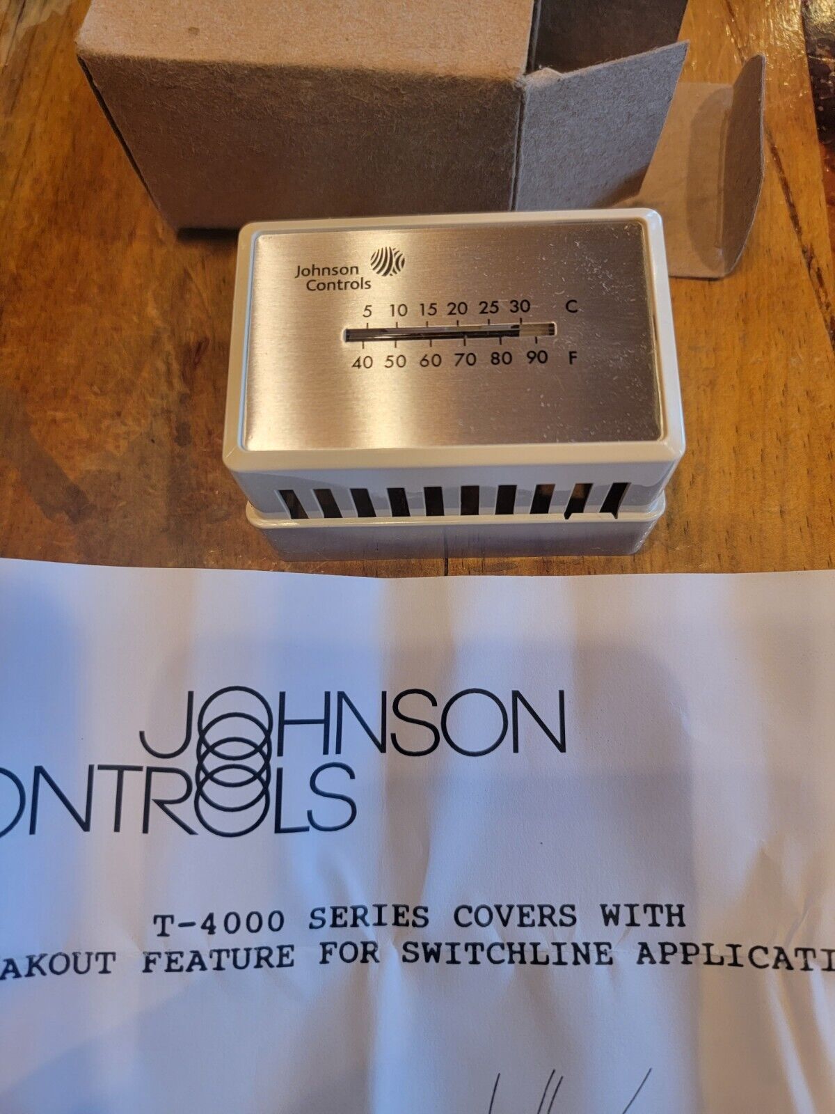 JOHNSON CONTROLS T-4000-3142 White Cover Horizontal Single Window W/Thermometer