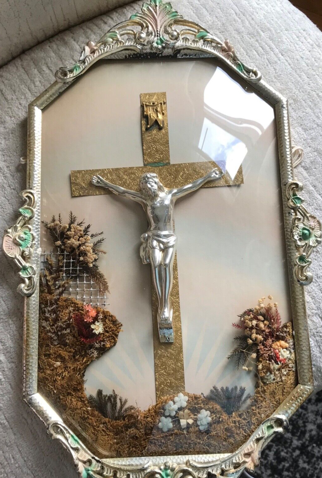 VTG ANTQ BRASS CONVEX GLASS CHRIST/CRUCIFIX PICTURE ORNATE FRAME dried flowers