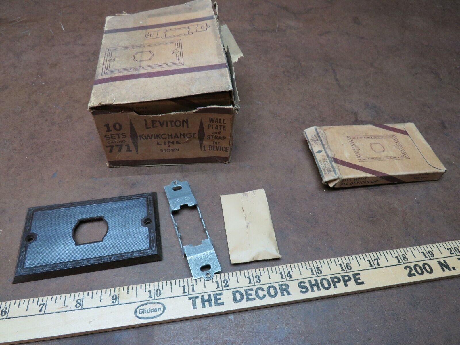 10 NOS Antique Electrical single Outlet Wall plate Strap LEVITON 771 Kwikchange
