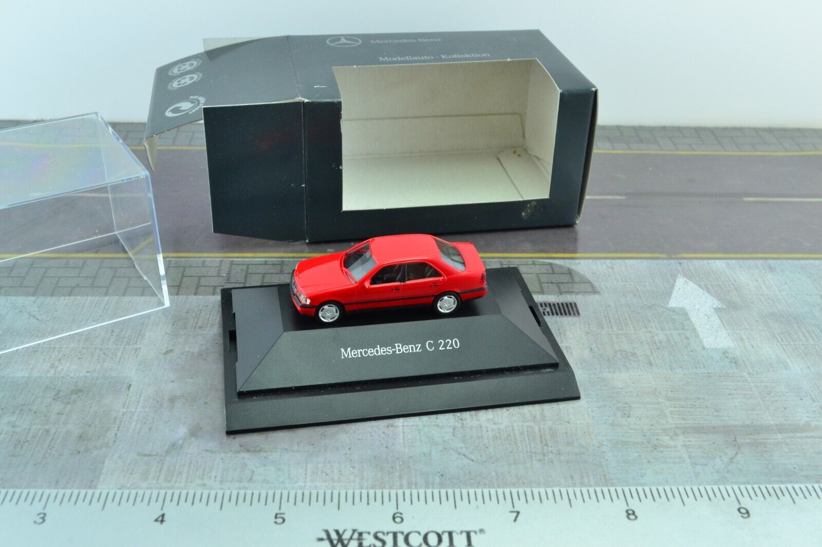 Herpa Mercedes Benz C 220 Car Red  1:87 Scale HO (HO5709)