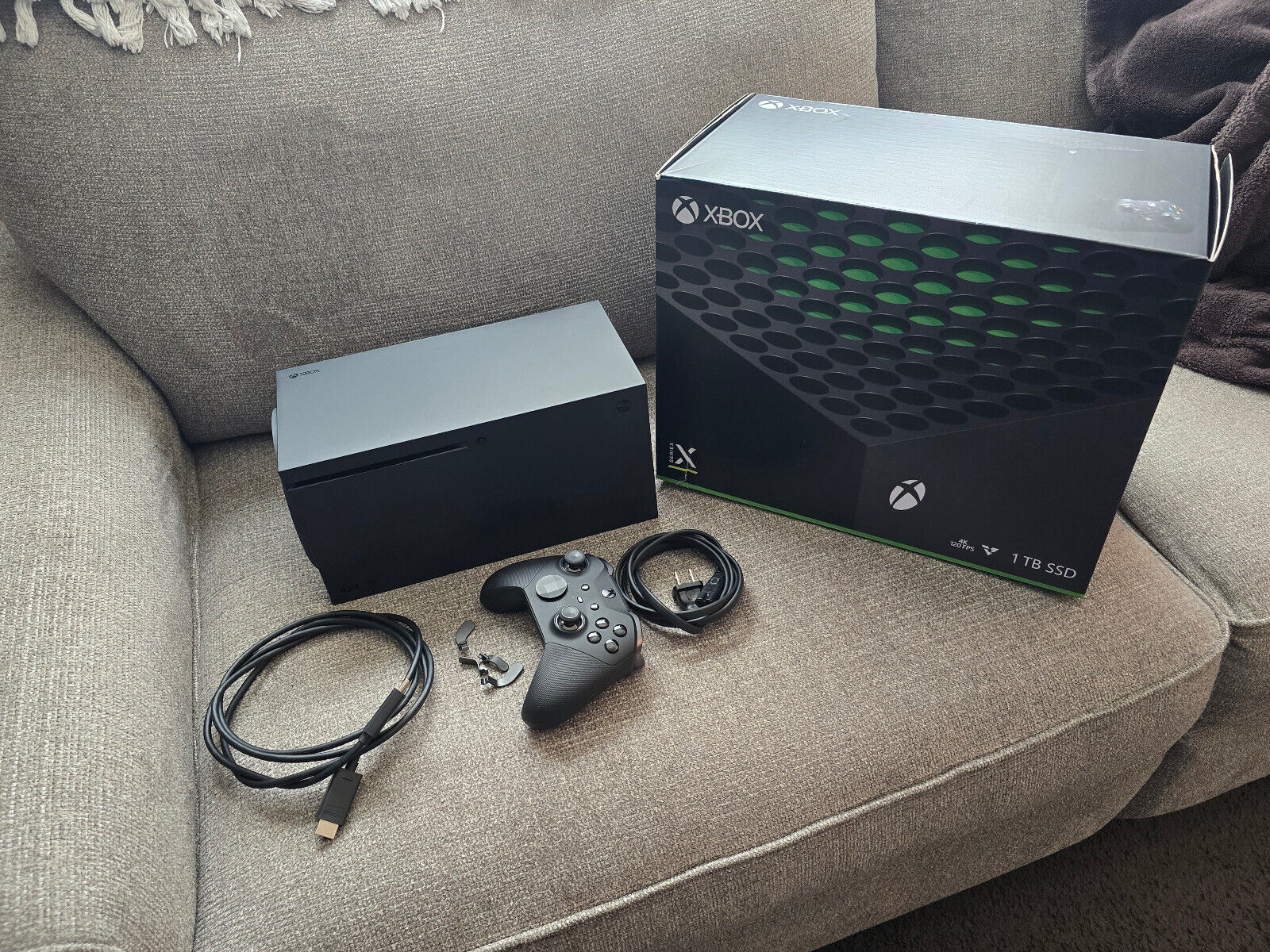 Microsoft XBOX Series X Model 1882 1TB with controller, hdmi and box Adult owned