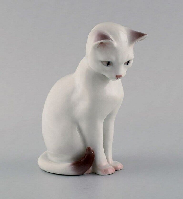 B&G / Bing & Grondahl. Sitting cat, porcelain figurne. Number 2476.
