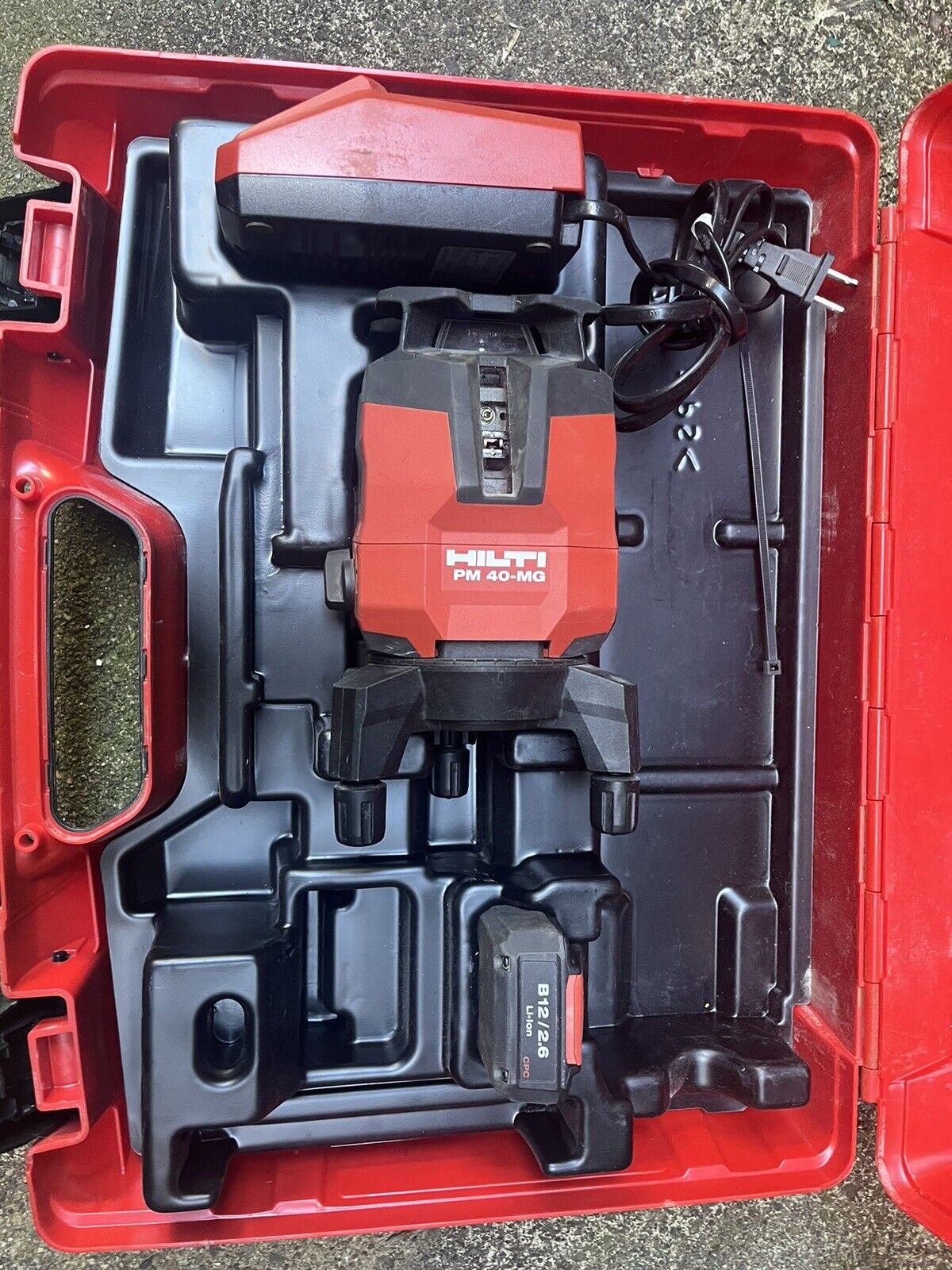 HILTI PM 40-MG Laser Level With HILTI B12/2.6 Battery, Charger, In Case-TESTED