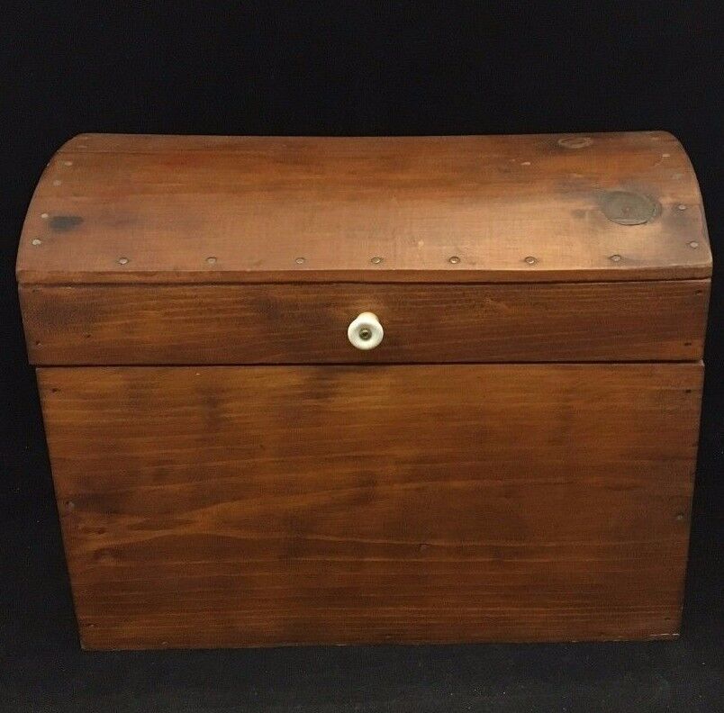 Handmade Colonial Pine Box w/ White Nob 11\