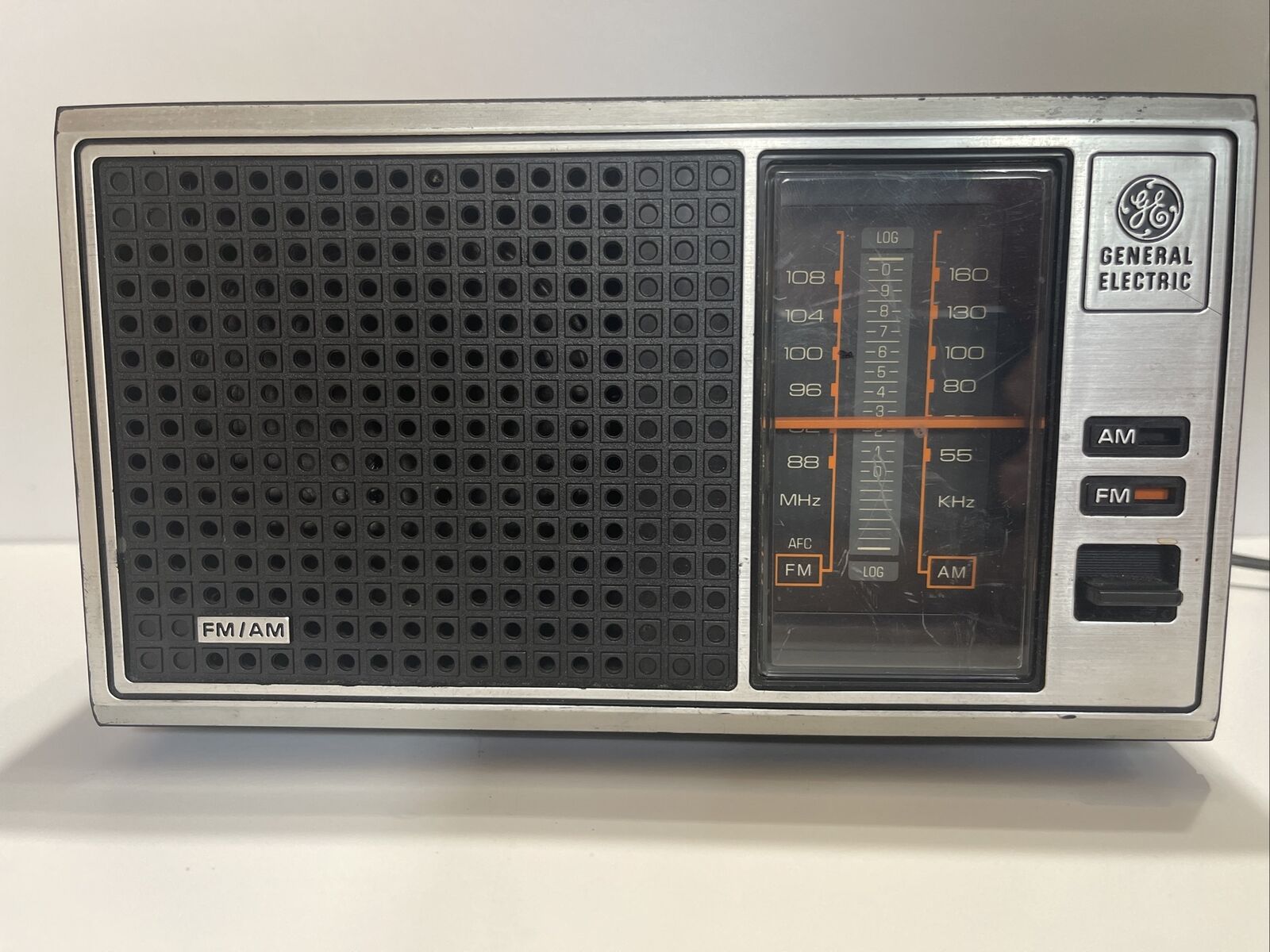 Vintage General Electric AM/FM Radio Model NO 7-4115B Works Great