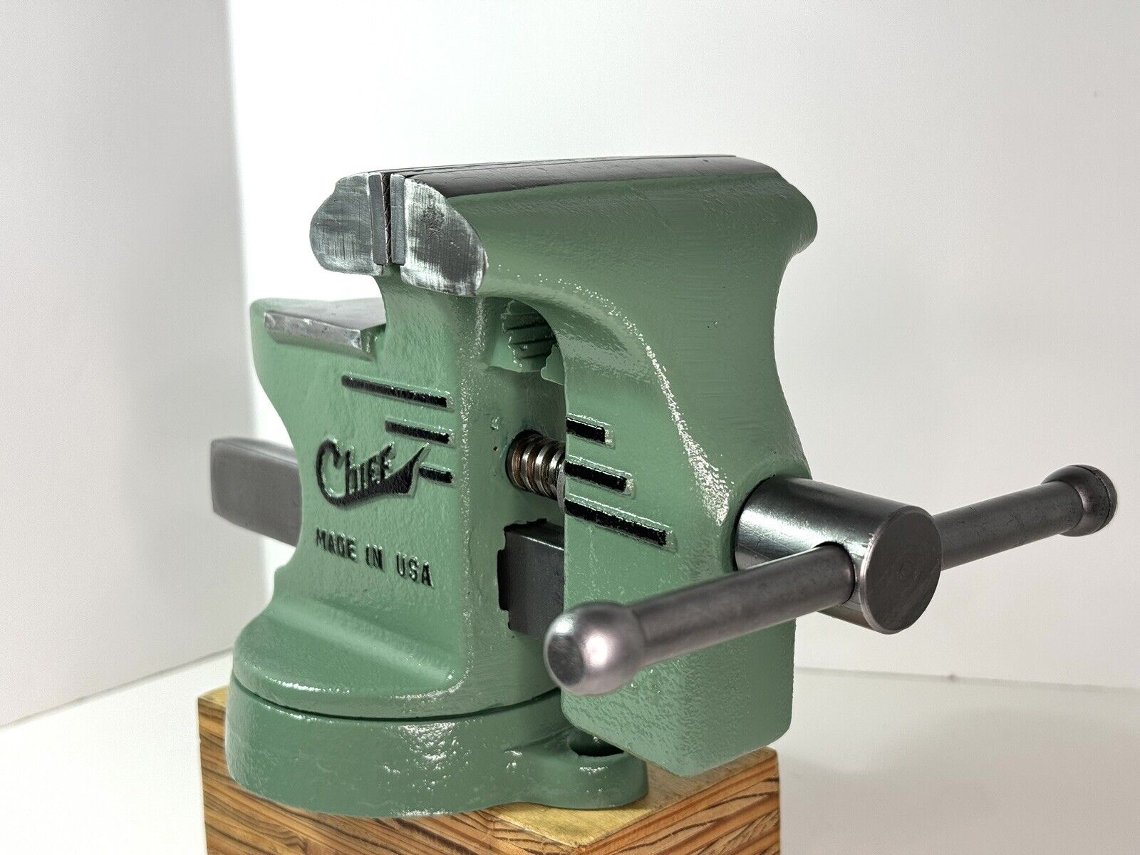 Vintage Chief L4, 4” Bench Vise With Pipe Jaws & Anvil - USA