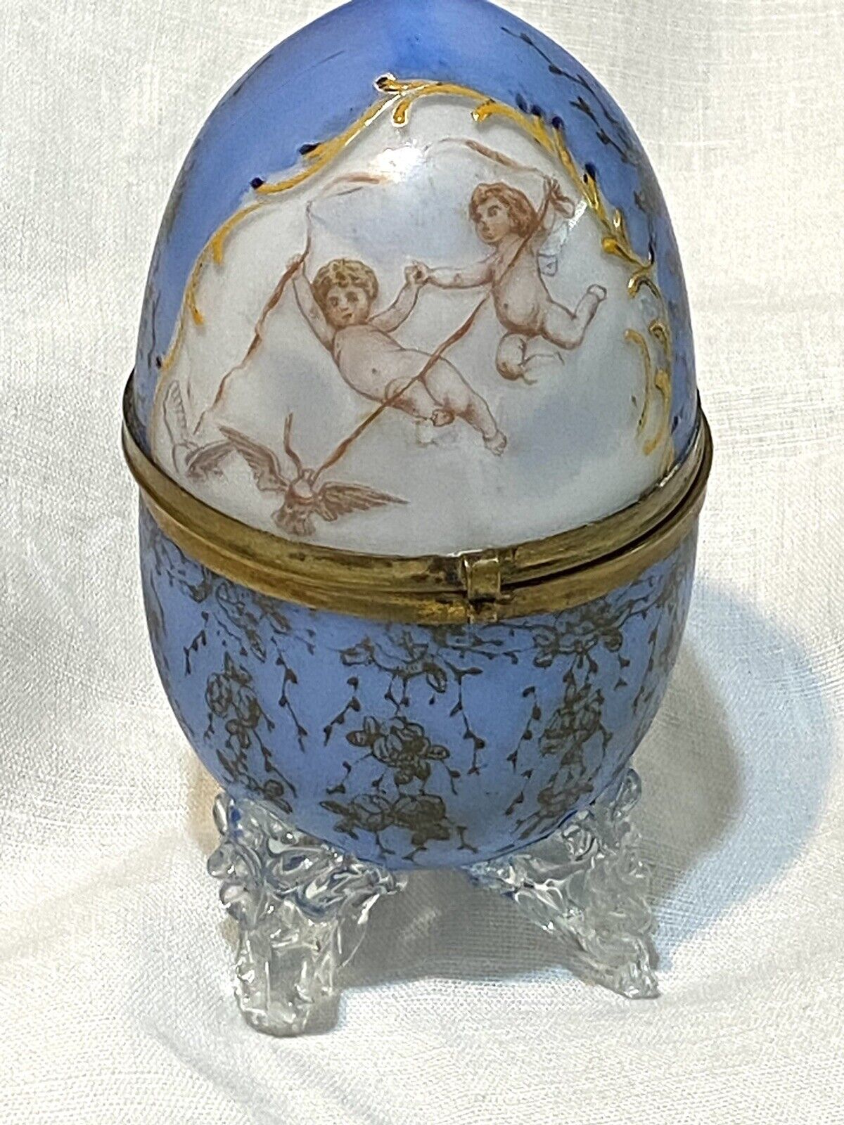 GREAT ANTIQUE VERY BIG EGG SHAPE HAND PAINTED OPALINE FOOTED BOX W/CHERUBS. 7”