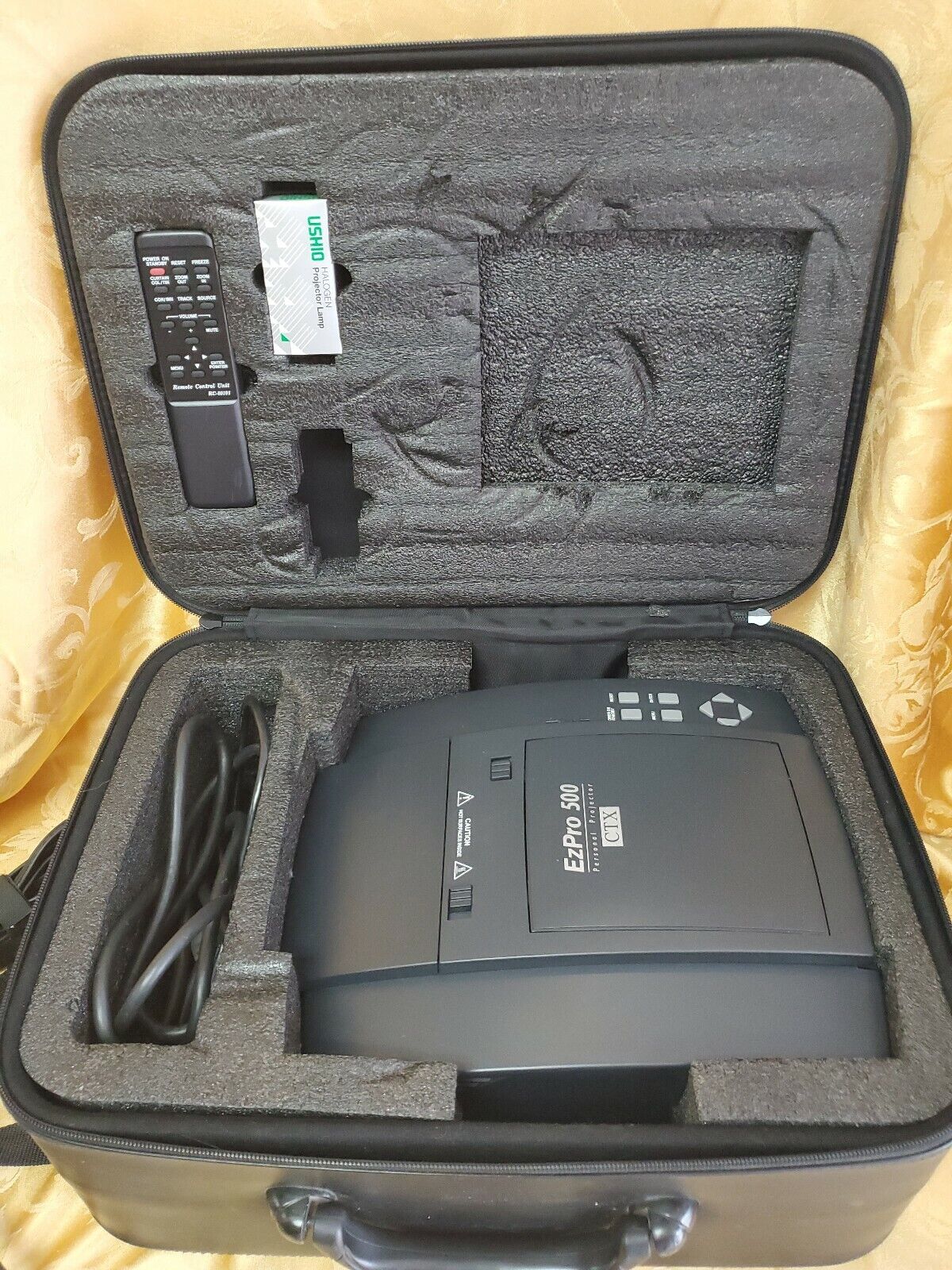 WORKING  CTX EzPro 500, LCD Projector w/case, cables, Remote 