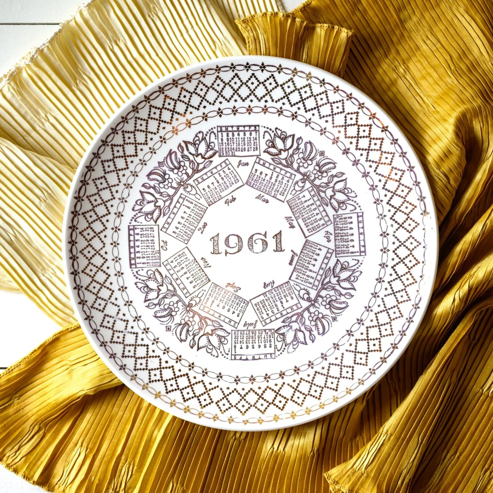 VINTAGE 1961 CALENDAR PLATE GOLD AND WHITE \
