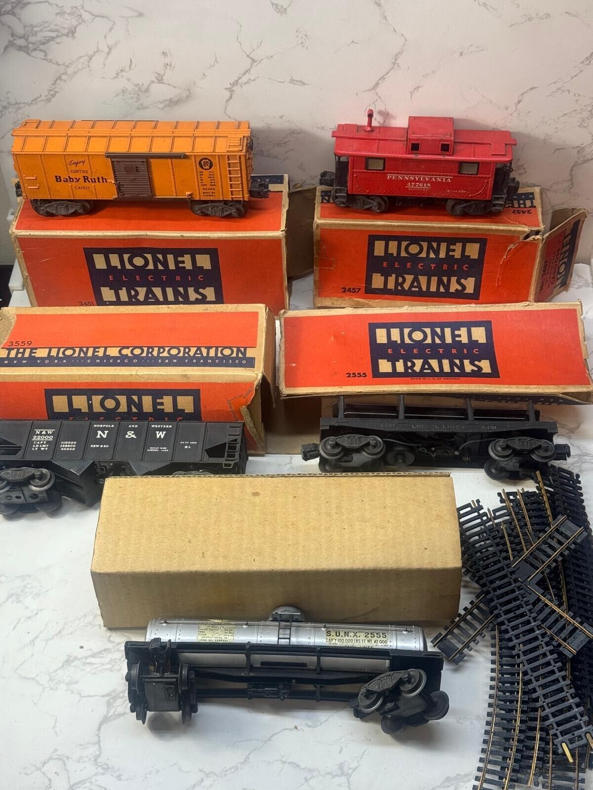 Lionel Lot of 5 Cars and Track