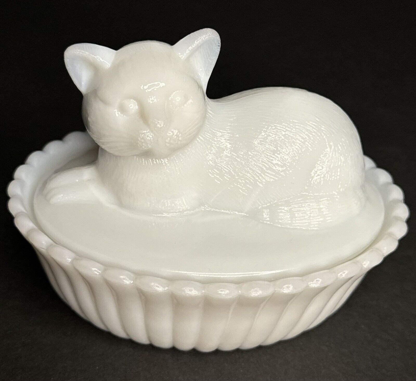 Vintage Westmoreland White Milk Glass Cat On In Basket Covered Animal Dish