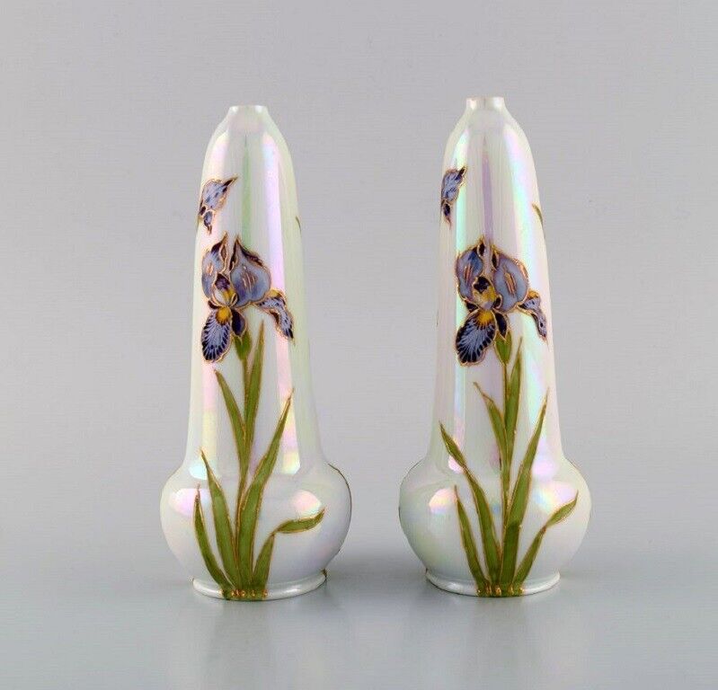 Heubach, Germany. Two antique Art Nouveau vases in porcelain with flowers.