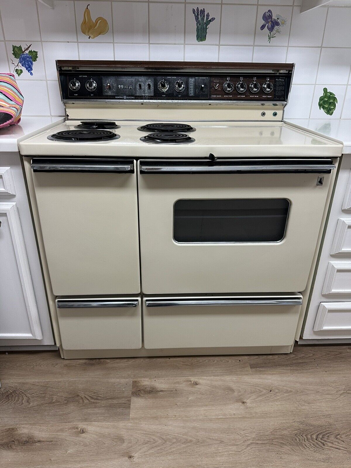 Vintage GE stove / range works great. 40” Wide 26” Deep