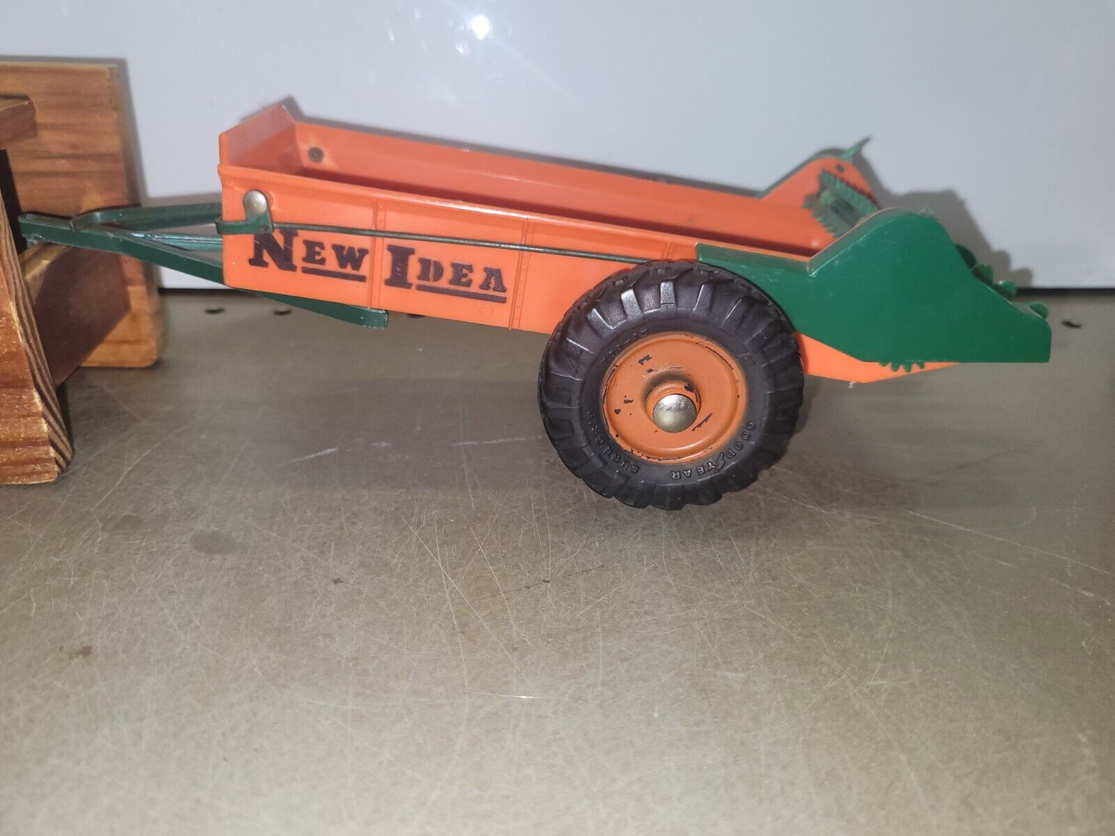 Vintage New Idea Toy Manure Spreader 1:16
