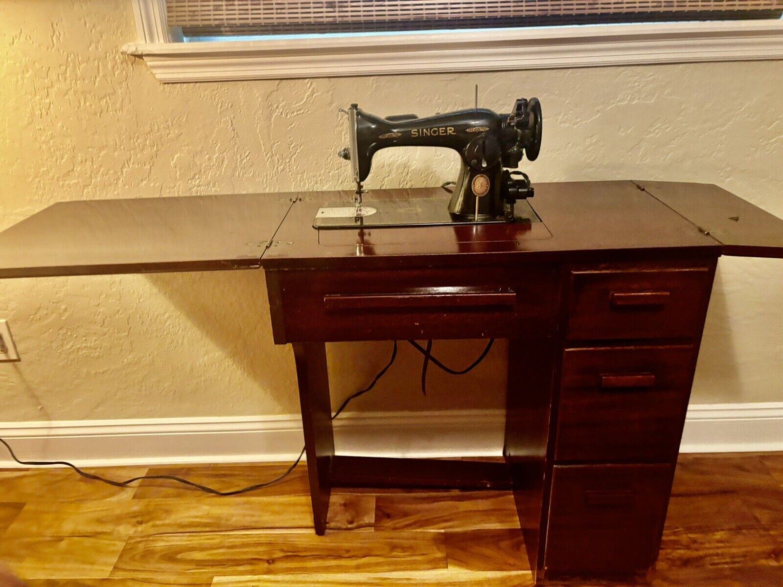 1952 Singer Sewing Machine And Cabinet