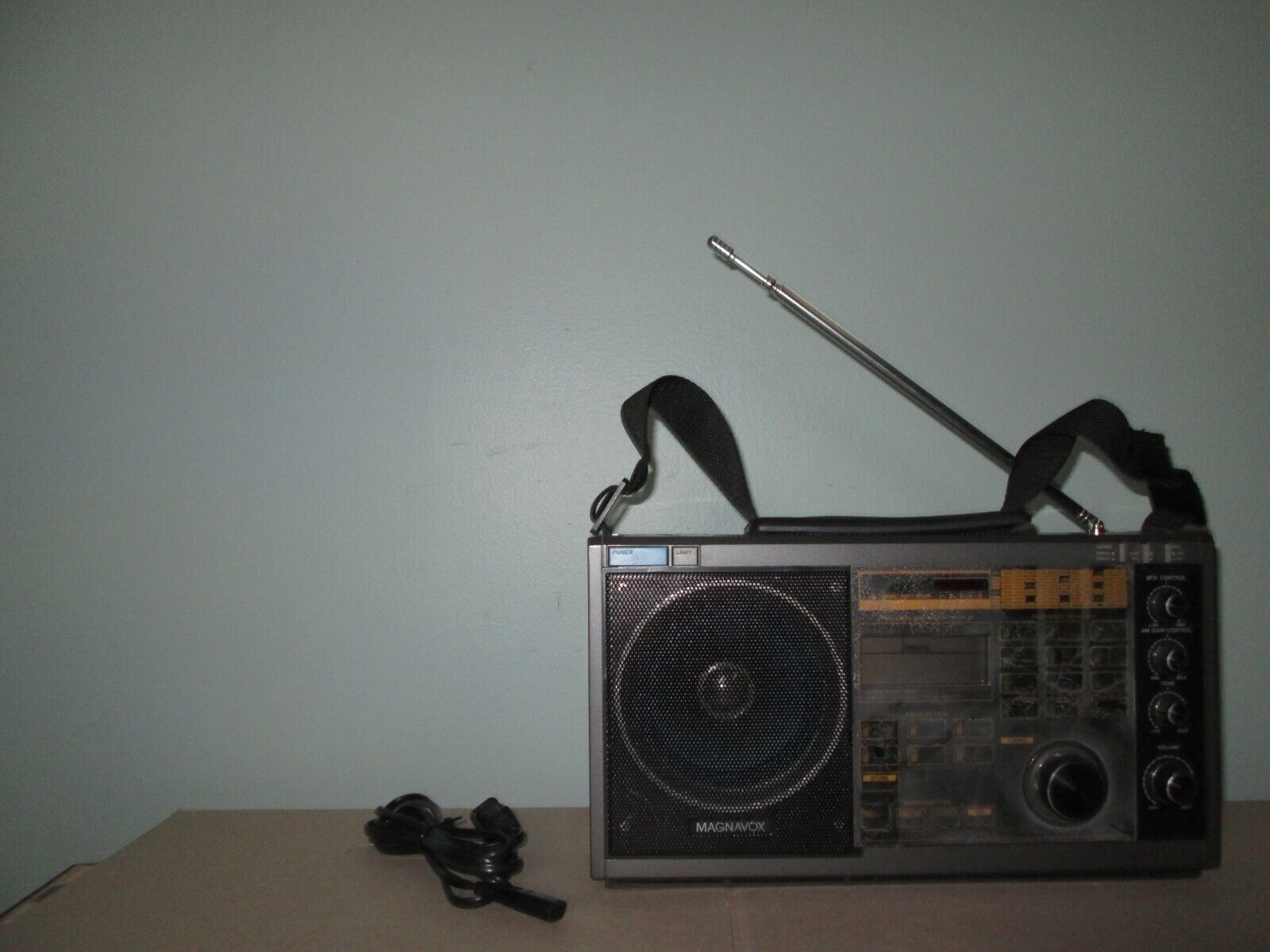 Magnavox D2935 AM/FM/Shortwave/Ham SSB PLL Synthesized World Band Radio Receiver