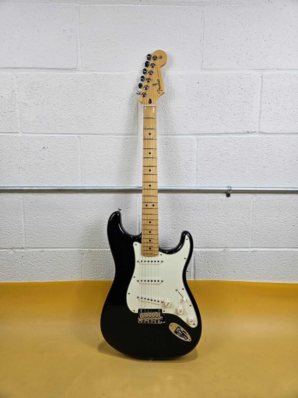 Fender Player Stratocaster SSS Electric Guitar,Black, Maple Fingerboard