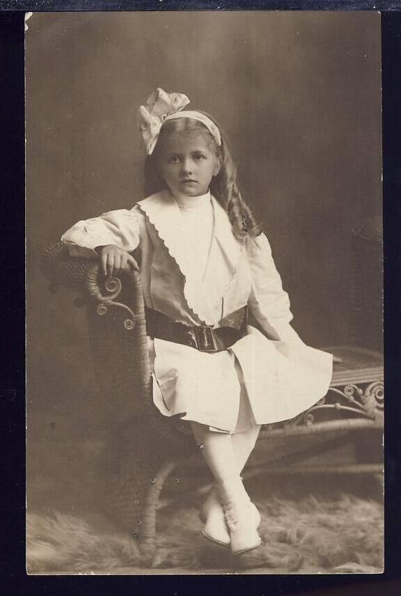 RPPC VTG Real Photo Postcard Antique AZO 1904-1918, Unhappy Little Girl Sitting