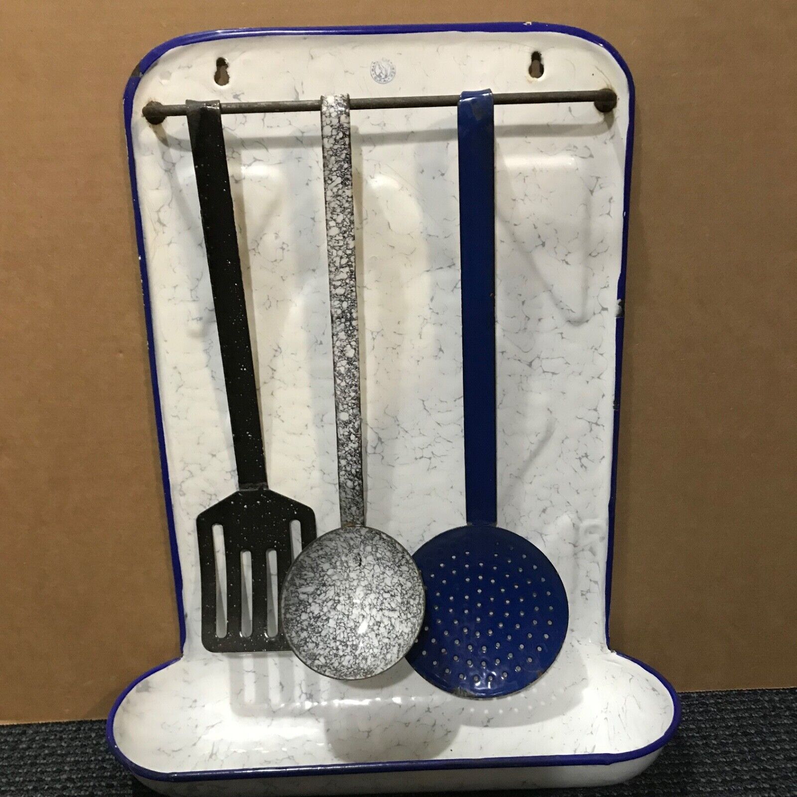 EXTREMELY RARE BLUE & WHITE NM SNOW ON THE MOUNTAIN UTENSIL RACK OLD GRANITEWARE