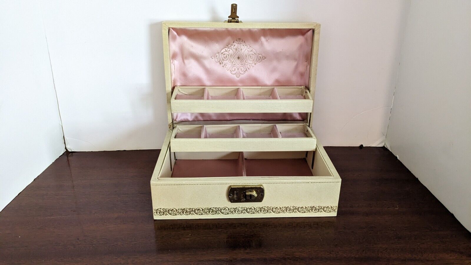 Vintage Buxton Off White Jewelry Box with Jewelry Organizer Pink Satin Interior 