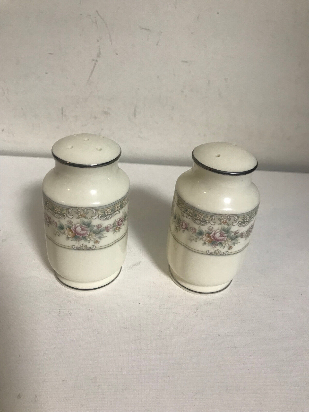 Noritake Shenandoah 9729 Bone China Japan Rim Ivory Floral Salt Pepper Shakers