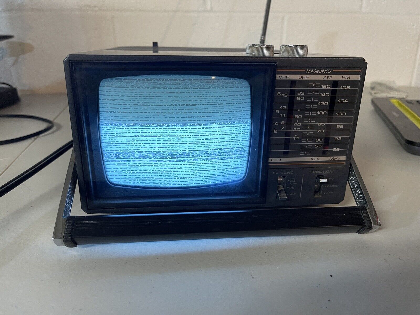 Magnavox 1985 Portable TV/Radio BF3909BK01 - READ