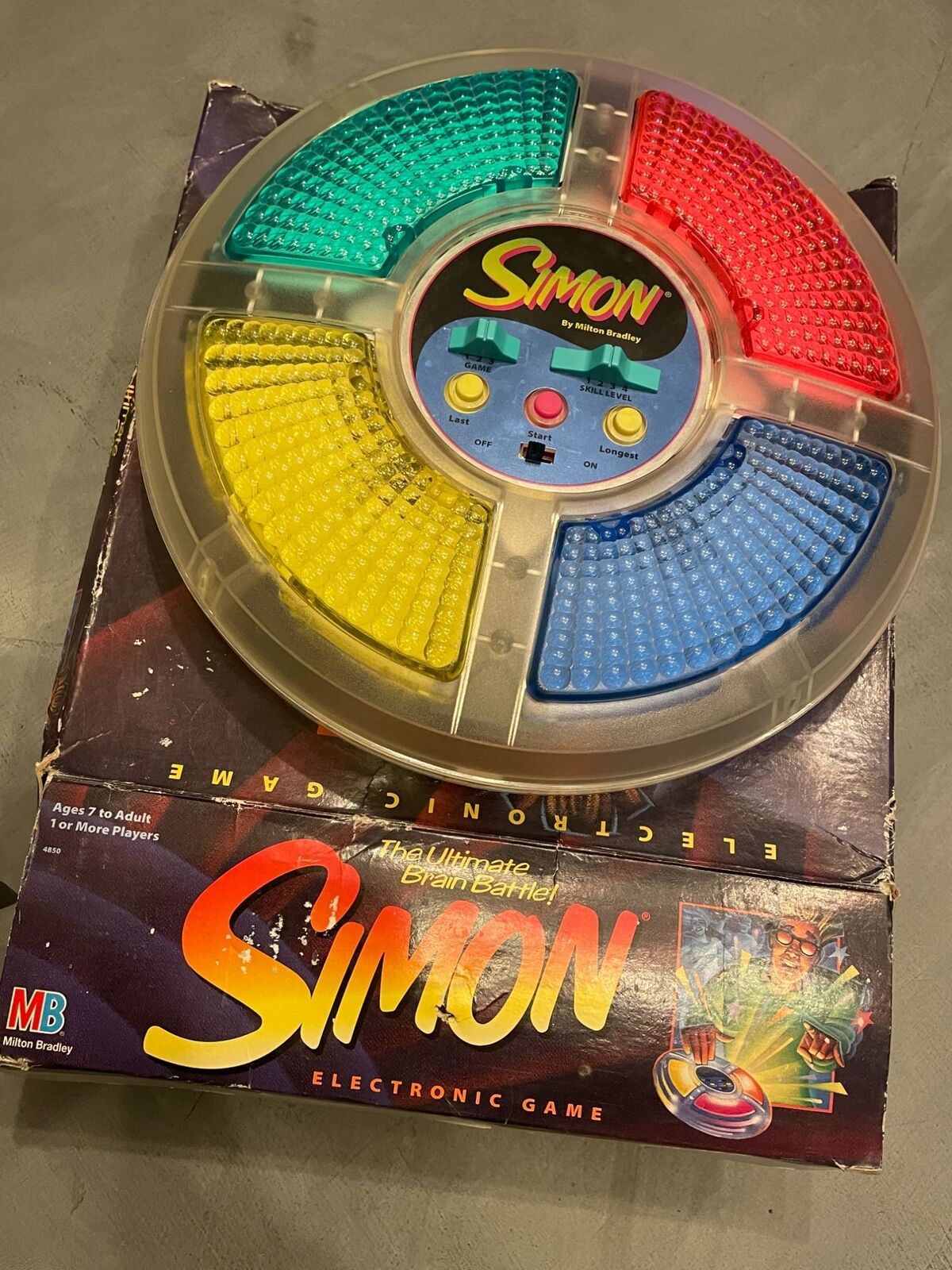 Milton Bradley\'s VINTAGE 1978 Battery-Operated SIMON Says Game with box Works